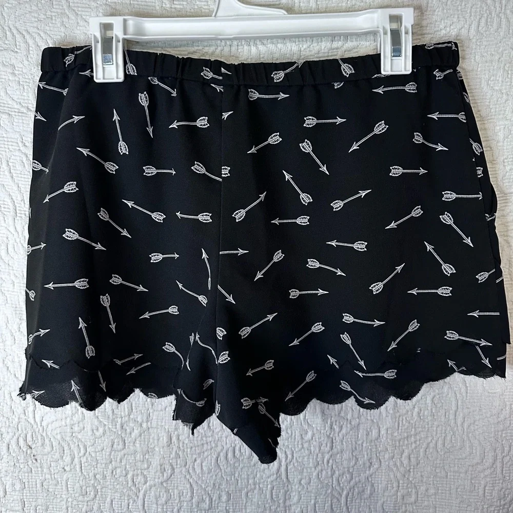 Anthropologie E by Eloise arrow print scalloped shorts size medium